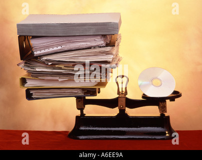 Valutare i vantaggi della tecnologia digitale CD per la memorizzazione dei documenti rispetto alle pile di documenti aziendali tradizionali e di archiviazione cartacea Regno Unito Foto Stock