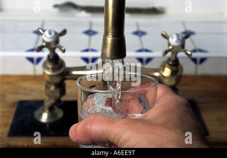 Bicchiere di fresca acqua di rubinetto Foto Stock