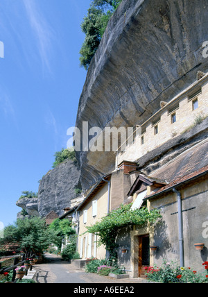 Les Eyzies De Tayac dordogne périgord Francia sentiero in corrispondenza della parte anteriore del case francesi costruito al di sotto di scogliere a strapiombo Foto Stock