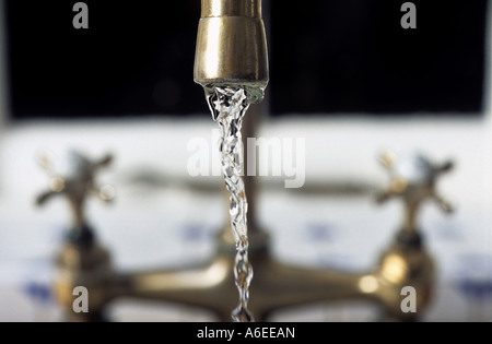 Esecuzione di acqua dai rubinetti da cucina fornita da Anglian acqua, a Alderton, Suffolk, Regno Unito. Foto Stock