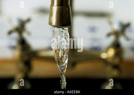 Esecuzione di acqua dal lavello da cucina i rubinetti in Anglia Water regione, Suffolk, Regno Unito. Foto Stock