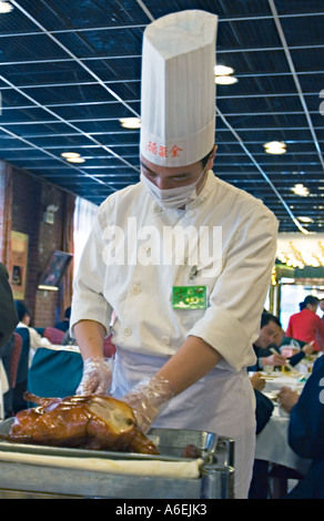 Cina Pechino Chef prepara per scolpire anatra arrosto al tavolo nel classico Pechino ristorante specializzato in anatra alla pechinese Foto Stock