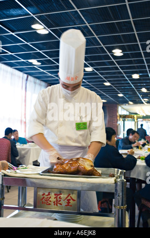 Cina Pechino Chef prepara per scolpire anatra arrosto al tavolo nel classico Pechino ristorante specializzato in anatra alla pechinese Foto Stock