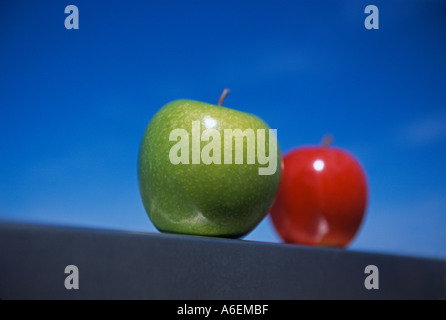 " Mele, rosso e verde, su ^acciaio inossidabile' Foto Stock