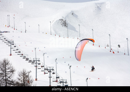 Winter Sports Village La Plagne parapendio in montagne delle Alpi Francesi Tarentaise Savoia Savoie Peisey Francia Foto Stock