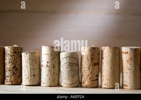I tappi di sughero da diverse bottiglie di vino Foto Stock