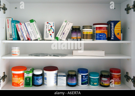 Cabinet in materia di droga sul muro di una stanza da bagno piena dei soliti pillole e pozioni. Foto Stock