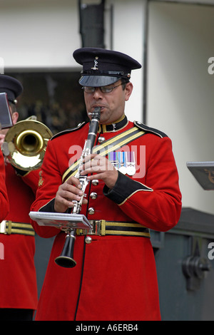 Bandsman militare del Regio reggimento di segnali a Bristol. Foto Stock