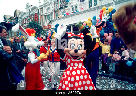 Chessy, Francia, grande folla di persone, a Disneyland Paris, Parata del Parco a tema "Main St USA" con il personaggio di "Minnie mouse" sulla strada che sventola al pubblico Foto Stock