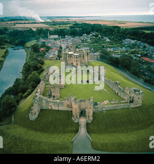 Il castello di Warkworth città Northumberland UK vista aerea Foto Stock