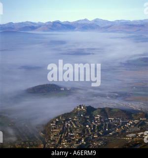 La nebbia che circonda il castello di Stirling Scozia vista aerea Foto Stock