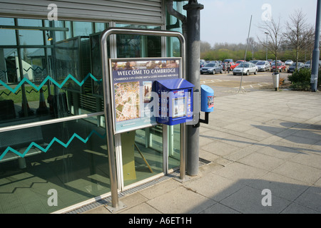 Il park and ride bus shelter e mappa della città erogatore, Cambridge, Cambridgeshire, England, Regno Unito Foto Stock