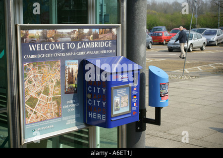 Mappe della città e guide erogatore con un parco e autobus shelter, Cambridge, Cambridgeshire, England, Regno Unito Foto Stock