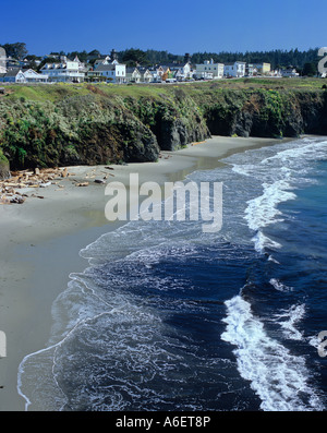 Stati Uniti, California, Mendocino County, città di Mendocino sedersi su scogliere al di sopra di una spiaggia incontaminata Foto Stock