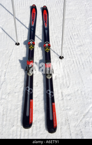 Paio di sci e poli su una pista Foto Stock