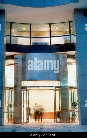 Parigi, Francia, sede centrale, Building Credit Bank Corporation 'Lit Up' ingresso frontale francia finestre di luce notte Foto Stock
