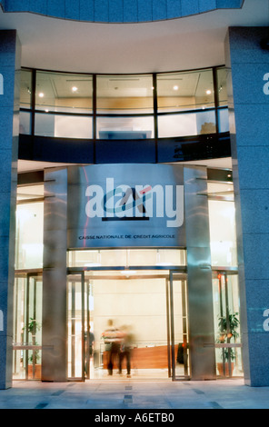 Parigi Francia, Credit agricole Bank, sede centrale edificio di notte porta frontale vetro logo Doo' Sign, azienda, nomi bancari Francia, banca privata Foto Stock