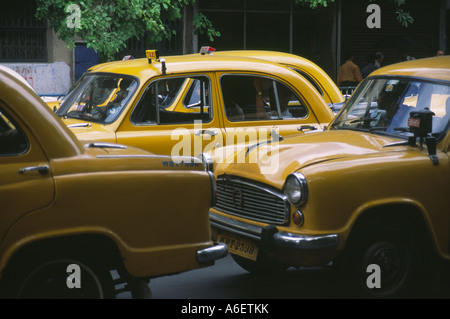 Ambasciatore taxi in un ingorgo in Kolkata, West Bengal, India Foto Stock