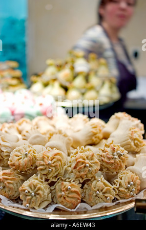 Parigi Francia, negozi pasticceria algerino 'La Baque de Kenza' cibo esotico dettaglio Djiriates, Dessert torte, dolci di pasticceria Foto Stock