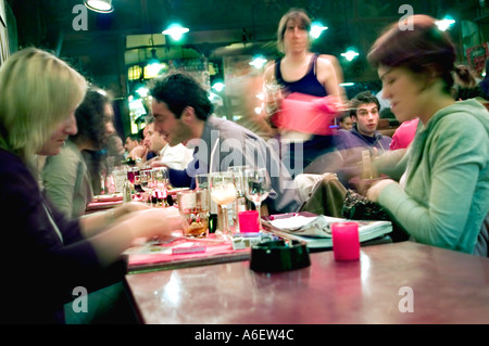 Parigi Francia, Interior French Bar Bistro Ristorante 'Café Charbon' persone di gruppo Donne, condividere i pasti, cenare all'interno, oberkampf parigi Foto Stock