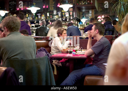 Parigi Francia, interno French Café Bar Bistro Restaurant, 'Café Charbon', Serious Couple Man Woman Inside, tavolo da bistrot parigino Foto Stock