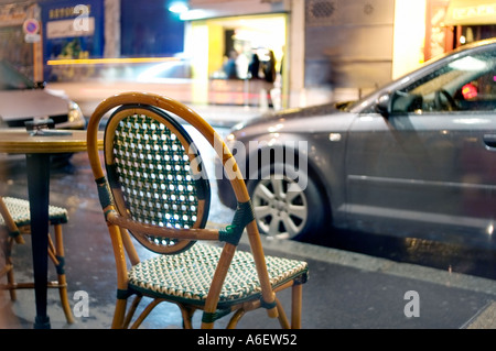 Parigi Francia Esterno notte nella parte anteriore del francese Café Bar Ristorante Bistro Café Charbon', sedia di canna Foto Stock