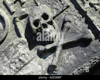 Cranio e crossbones su una lapide in Greyfriars Kirkyard, Edimburgo Foto Stock