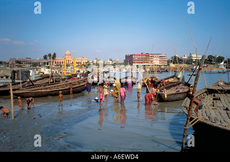 La gente di lavaggio e la raccolta di acqua potabile nel fiume Buriganga, inquinata da rifiuti tossici da concerie e la rete fognaria. Dacca in Bangladesh Foto Stock
