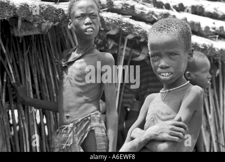 B/W ofsStardare i bambini durante la guerra civile. Bahr al Gahzal, Sudan del Sud Foto Stock