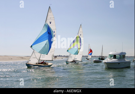 Tre racing yachts pass di un incrociatore a motore, Testata Est, Sussex, Inghilterra Foto Stock