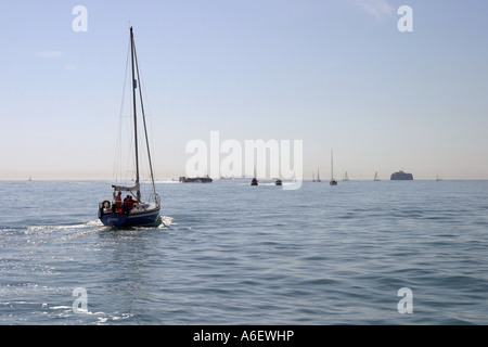 Uno yacht capi nel Solent, con un solent fort e un hovercraft in background Foto Stock