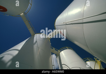 Worm vista di serbatoi dell'olio contro un cielo blu Foto Stock