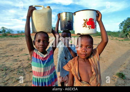 Ragazze della tribù Tonga che trasportano l'acqua da un pozzo. Zimbabwe Foto Stock