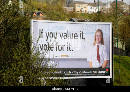 Partito Laburista cartellone elettorale sul tabellone ClearChannel sito in Nantyglo Blaenau Gwent South Wales UK Foto Stock