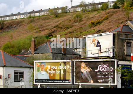 Partito Laburista cartellone elettorale raffigurante ospedaliera ClearChannel sul sito di Billboard in Crumlin Blaenau Gwent South Wales UK Foto Stock