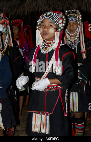 Akha tailandese bambini vestiti in abiti tradizionali danze Foto Stock