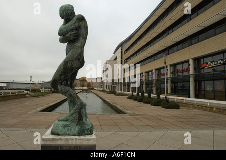 Auguste Rodin di Capodanno, nel watergardens, Harlow Town, Essex, Regno Unito Foto Stock