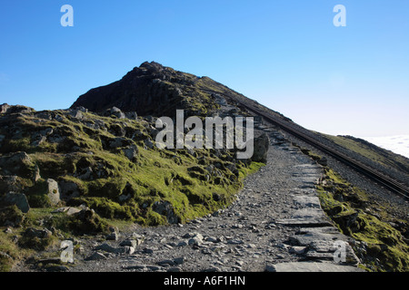 L'avvicinamento finale alla cima del monte Snowdon Yr Wyddfa seguendo la linea ferroviaria Parco Nazionale di Snowdonia Gwynedd in Galles Foto Stock