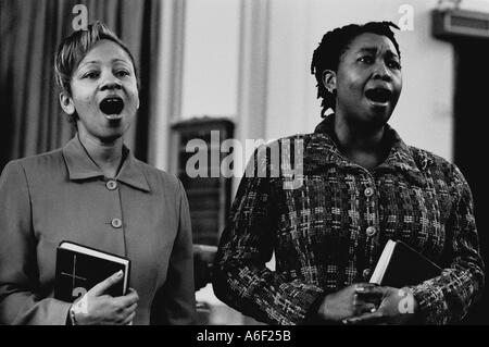 Vangelo cantanti presso il Methodist missione centrale Battersea London REGNO UNITO Foto Stock