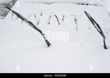 Tergicristalli e la neve in inverno sul parabrezza di un auto. Foto di Willy Matheisl Foto Stock