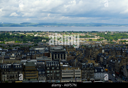Scozia Edinburgh Princes Street e il city vista dal Castello di Edimburgo Firth of Forth Foto Stock