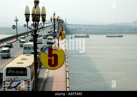 Strada trafficata il traffico che attraversa le 4-lane Double Decker ponte che attraversa il fiume Yangtze, Nanjing, Cina Foto Stock