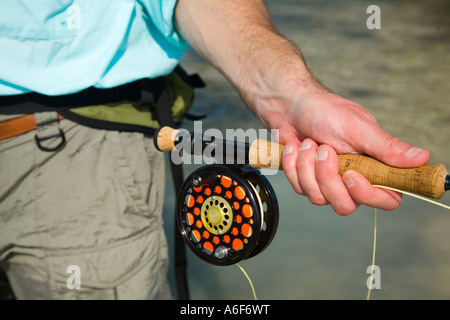 BELIZE Ambergris Caye maschi adulti per la pesca con la mosca in appartamenti lungo il litorale per bonefish stretta di mano sulla canna e mulinello Foto Stock
