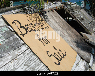 BELIZE Caye Caulker Beachfront in vendita segno sulla decrepita barca in legno Foto Stock