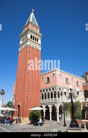 Il Campanile e il Palazzo dei Dogi, la sezione italiana di Epcot Center, World Showcase, Disney World, a Orlando, Florida, Stati Uniti d'America Foto Stock