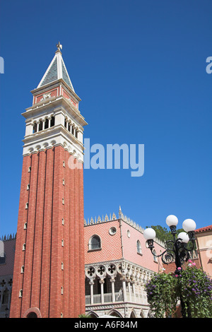 Il Campanile e il Palazzo dei Dogi, la sezione italiana di Epcot Center, World Showcase, Disney World, a Orlando, Florida, Stati Uniti d'America Foto Stock