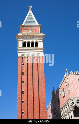 Il Campanile e il Palazzo dei Dogi, la sezione italiana di Epcot Center, World Showcase, Disney World, a Orlando, Florida, Stati Uniti d'America Foto Stock