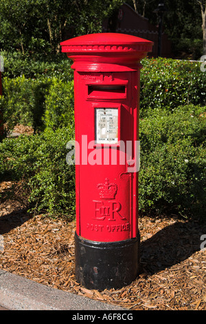 Red post box, sezione inglese di Epcot Center, World Showcase, Disney World, a Orlando, Florida, Stati Uniti d'America Foto Stock