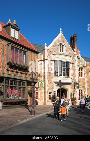 I turisti in street, sezione inglese di Epcot Center, World Showcase, Disney World, a Orlando, Florida, Stati Uniti d'America Foto Stock