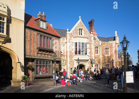 Corona e il Crest Shop, turisti, sezione inglese di Epcot Center, World Showcase, Disney World, a Orlando, Florida, Stati Uniti d'America Foto Stock